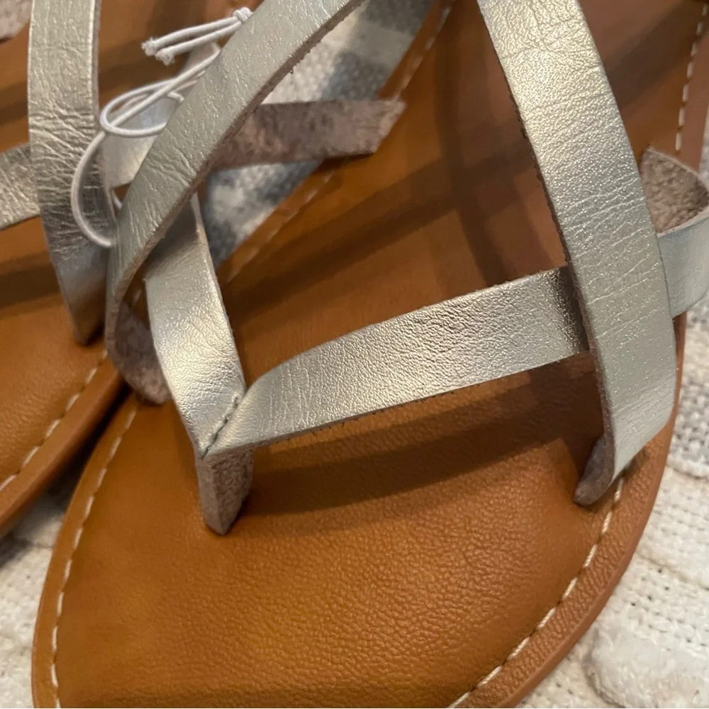 Amazon Essentials Women's Casual Strappy Sandal Silver metallic NWT Size 8